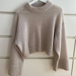 Stickad tröja - Från &other stories i 100%mohair. Världens finaste. Så tidlös och lyxig. Storleken är xs men den passar även på s och m, jag själv är m❤️❤️