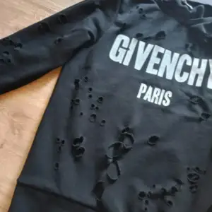 check✅ 💥prissänkt, fast pris💥 I mkt fint skick skick-sparsamt använd Storlek på etikett XL, men passar som Medium/large Äkta orginal givenchy Serie nr: bm00116412Q Nypris ca 450-550€ Skickar samma dag, som köp görs