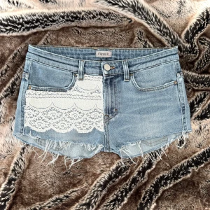 reworked shorts  - midja: 77 🤍 uppcyklade lågmidjade jeansshorts 🤍 jag är 171cm & stl S/36/28 för referens 🤍 läs POLICY & FRAKT (i gillade inlägg) innan du skriver 🤍 använd gärna ”Köp” 🤍  