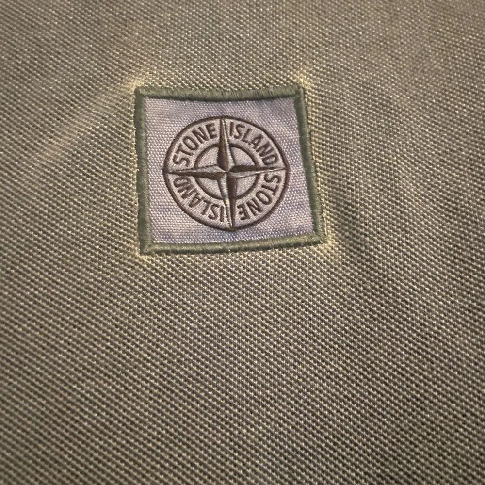 En piké ifrån stone island (slim fit) funkar både i S och M, enormt snygg bara lite solblekt, har tyvärr inget kvitto och pris kan diskuteras. . T-shirts.