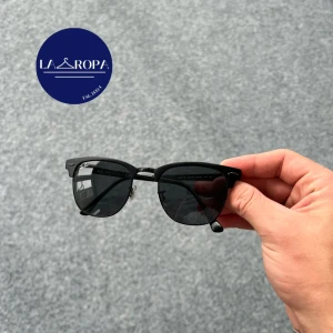 Ray ban solglasögon  - Sjukt snygga Ray ban’s som är perfekt till sommaren! Trendiga glajjor från ett högkvalitativt märke som knappt är använda   Nypris ligger på 1799