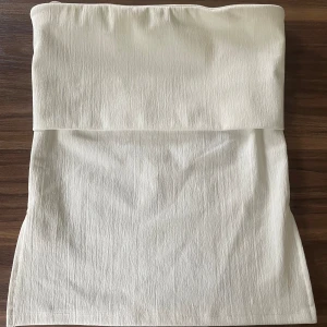 Vit tub topp  - Jag säljer denna vita tub toppen från Gina tricot. Använd fåtal gånger. Säljer den då den inte passar mig. Köparen står för frakten. 💕💕