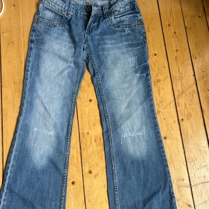 Low waist Bootcut jeans  - Sååå snygga, tyvärrrr för små för mig. Jätte bra skick på byxorna förutom att dragkjedjan är sönder ( hoppat ur, går att laga jätteenkelt) skulle vara så kul om nån fick användning av dessa snygga jeans 😍 PRISET GÅR ATT DISKUTERA 