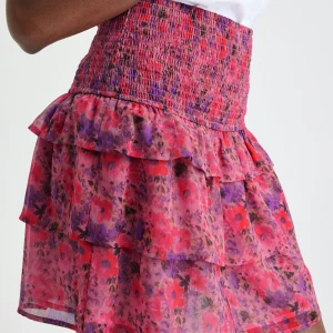 Volang kjol - Säljer min volang kjol då jag inte använder den längre🤍 går att använda som topp också💕inga hål eller fläckar