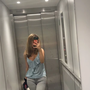 Volanglinne  - Fint volanglinne från hm, sparsamt användt🌸