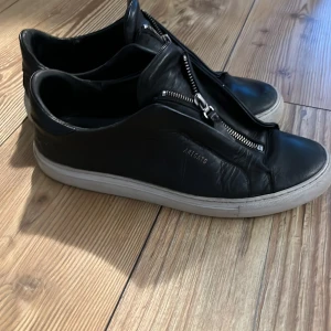 Sneakers - Axel Arigato - Sneakers från Axel Arigato Storlek: 42 Skick: 6/10 Går att diskutera paketpris om det även finns intresse för andra annonser jag har ute!!💸