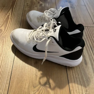 Golfskor från Nike  - Golfskor från Nike, använda 1 säsong. Skick: 8/10 Storlek: 42,5 Går att diskutera paketpris om det även finns intresse för andra annonser jag har ute!!💸