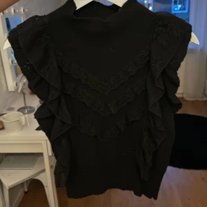 Volangtröja - Så söt stickad topp med volanger! Sparsamt använd så i bra skick❤️ strl m men jag skulle säga att den sitter som en s