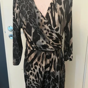 Omlottklänning Ilse Jacobsen - Smickrande klänning från Ilse Jacobsen. Använd ett fåtal gånger, mkt bra skick. Strl L