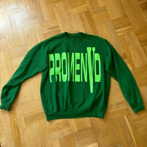 Vlone x Asap Rocky promenad crew  - Riktigt fet Vlone promenad från 2018. Köpt på Rocky spelning i Sthlm. Size L.  Fint skick, sparsamt använd. 