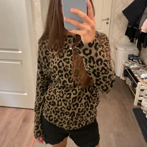 Leopard tröja  - Kom ej till användning 