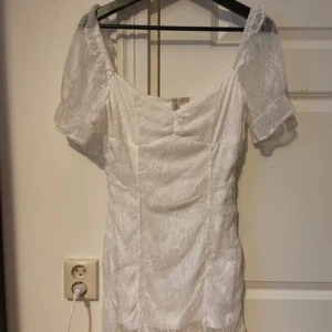 Klänning - Vit spetsklänning. Använd en gång, har en defekt (se bild).