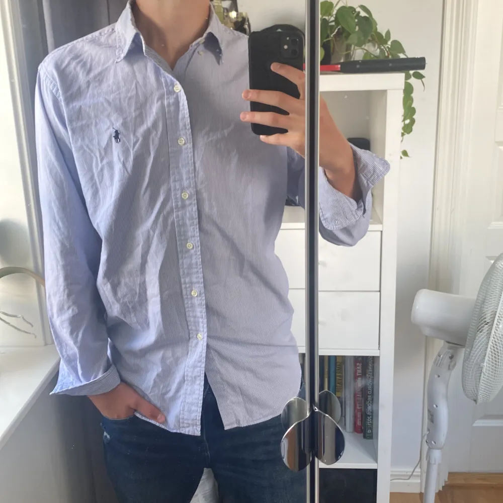 Säljer nu denna riktigt snygga ralph lauren skjorta som är perfekt nu till sommaren. Den är i nyskick förutom två supersmå håll som syns på bild 2 . Jag på bilden är 185 cm. Hör av dig vid ytterligare funderingar/olle. . Skjortor.