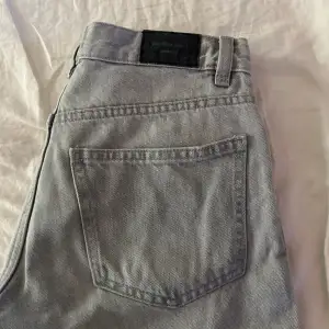 Jeans från Ginatricot,Jeansen är straight leg och är endast använda ett fåtals gånger då jag tycker att de är lite för små för mig.Jeansen är i fint sick💕