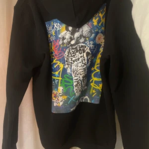 The cool Elephant  - The cool Elephant hoddie med coolt tryck på ryggen 