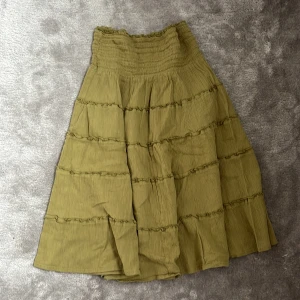 Mellan kjol - Mellanlång kjol som jag använt som tröja/kortklänning! Jättefin till sommaren. Det är svårt att få bilderna att visa den riktiga färgen. Den är mindre gul än vad den är på första bilden och lite starkare än andra bilden!🥰