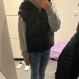 Zara väst - Säljer denna puffiga zara västen.