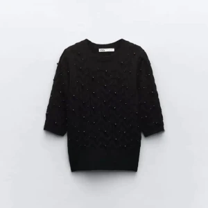 Zara tröja med pälor - Jätte fin tröja från zara! Tyvärr förliten. Inga defekter. Använd en gång