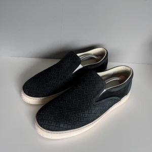 Bottega veneta slip-ons - Säljer ett par sjukt snygga Bottega veneta slip-ons i storlek 44,5, cond 8,5/10 mockan är något nött på yttersidorna annars perfekt skick. Tillkommer endast skor 