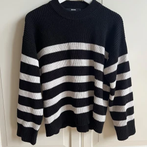 Svart/vit stickad tröja från bikbok stl: s - En basic svart/vit stickad tröja som passar till allt från bikbok, fint skick, storlek s.