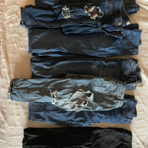Molly jeans  - 8 par molly jeans, de flesta i s och något enstaka i xs. Vissa är helt nya eller endast testade. Något par använda men har ändå kvar att ge. Alla för 450kr
