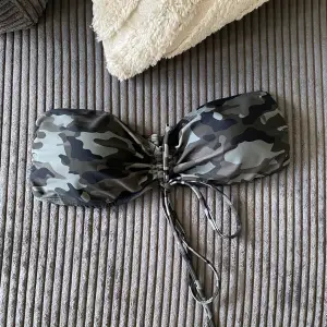 En bandeau Bikinitopp i militärmönster.