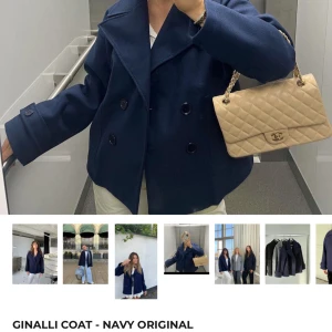 Jacka  - Marinblå jacka från Design By Si.  Storlek XS/S, använd fåtal gånger. 