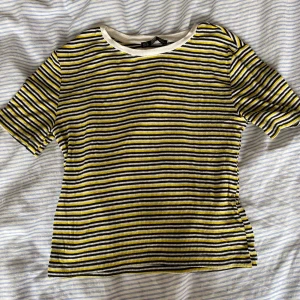 Randig t-shirts  - Randig t-shirts ifrån zara. Bra skick. Säljer då den inte kommer till användning. Str S. 💕