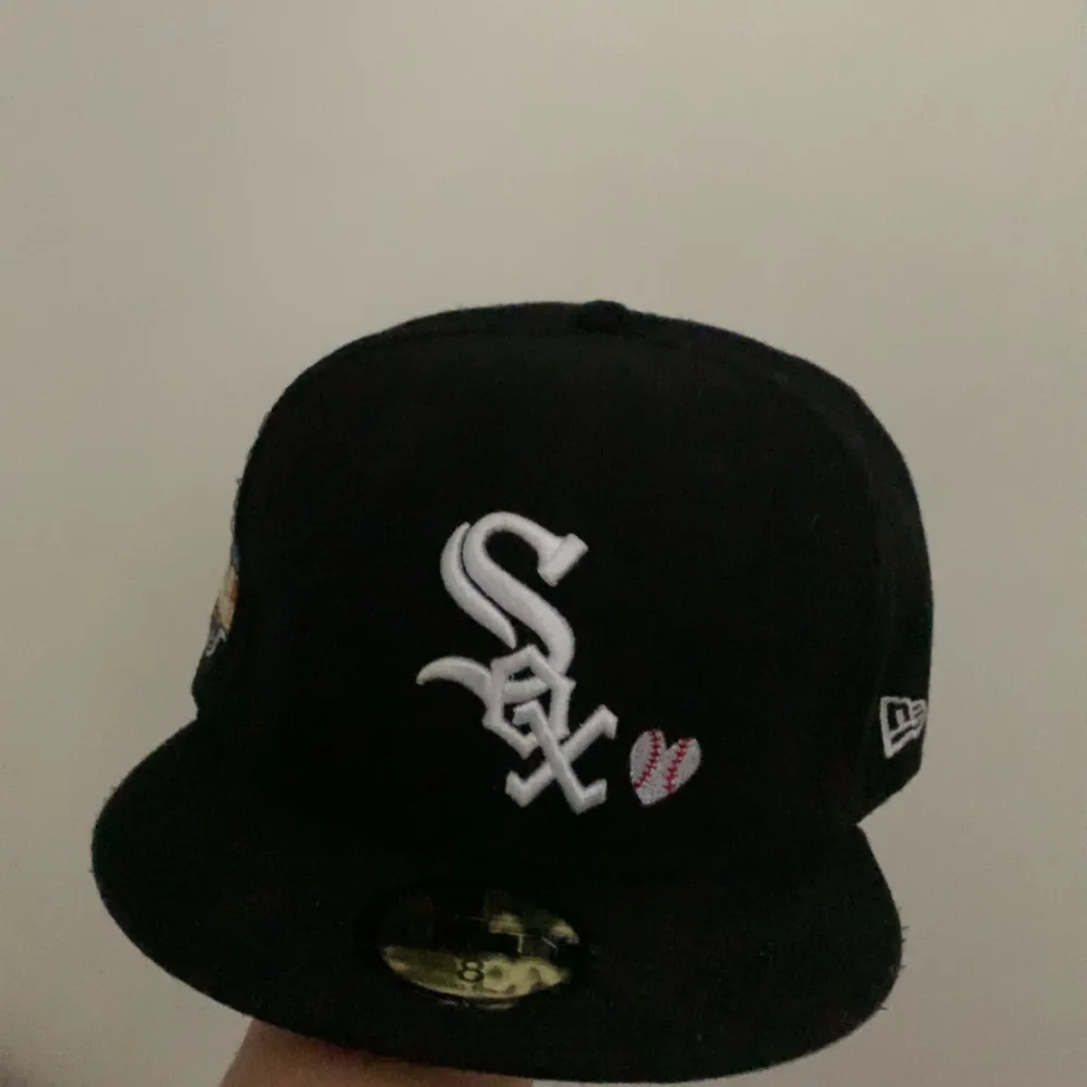 Svart new era cap i size 8, säljer då ja klippt mitt hår så dene för stor nu, ingen användning av den men den är i bra skick. Accessoarer.