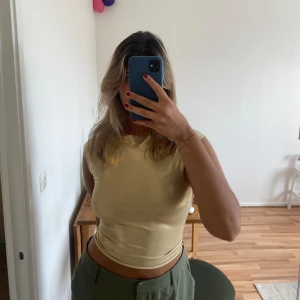 guldig topp⭐️ - Guldig lite skimmrig topp med öppen rygg. Använd fåtal gånger, säljer då den inte kommer till användning längre 😋