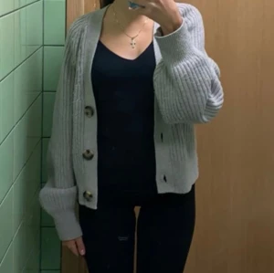 Stickad grå kofta 🩶 - Söt stickad grå kofta köpt från H&M, Storlek XS, bra skick och knappt använd