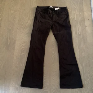 Bootcut   - snygga bootcut lågmidjade kostym typ byxor från hm (liknar dem gröna populära) strl 164 passar xxs-s. använd gärna köp nu❤️