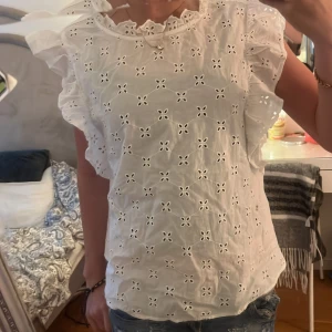 Fin blus  - Fin blus med små hål av mönster på och bra skick