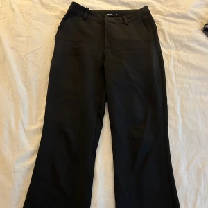 Kostymbyxor  - Kostymbyxor från BikBok i modellen Vilma. Väl använda men i fint skick! Superfina och perfekt i längden för mig som är 165. Säljer på grund av för små för mig. 