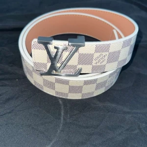 Louis Vuitton belt beige - Pris kan diskuteras 