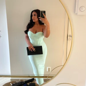 Festklänning - Säljer denna fina klänning använd endast 1 gång. Storlek M. 