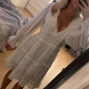 Vit Klänning - En såå cute klänning med öppen rygg och så fina detaljer. Använd fåtal gånger med inga defekter💘
