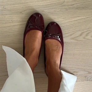 Vinröda Effortless ballerina från Nelly slutsålda 40/39 - Helt oanvända slutsålda och supersöta ballerina i storlek 39 säljes då jag beställde fler storlekar. De är lite små i storleken så skulle säga att de snarare sitter som en 38!