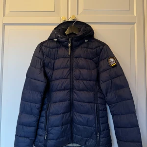 Parajumper jacka  - XL men skulle säga att de är en L