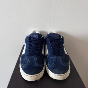 Valentino flycrew - Säljer dessa feta valentino flycrew i storlek 44. I den efterfrågade färgen mörkblå! Skorna är i otroligt bra skick och alla nitar är kvar. Box, dustbag, osv följer med vid köp! OBS defekt på skosnörena men inget som påverkar användningen.