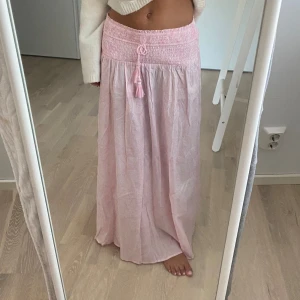 Lång kjol - Super fin långkjol från Gina Tricot. Färgen är ljusrosa och passar super i sommar💗Storlek 170💗