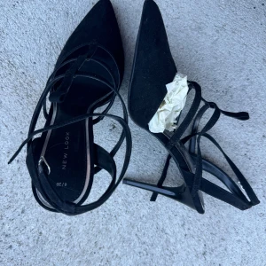 Klackskor  - Svarta klackskor i storlek 39, använt enstaka gånger 