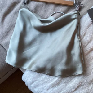 Glansig tubtopp  - Super snygg champagne färgad tubtopp från zara som tyvärr inte passar mig, nyskick!💗perfekt till fest! Storlek xs men sitter mer som en s