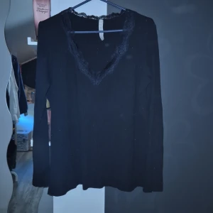 Blus - Svart blus med spets på kanten aldrig använd säljs pga aldrig använd