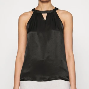 Halterneck i satin - Halterneck topp i satin från Anna Field. Använd 1 gång. Köpt för 349.