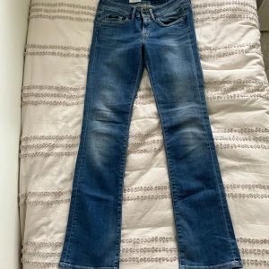 Pepe jeans - Pepe jeans i bra skick och inga defekter. Skulle säga att dem är lowwaist. Bootcut. Säljes pga att jag inte har användning av de längre. W27 L32. Pris kan diskuteras.
