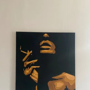 Inredning - Svart och guldig canvas målad av mig, mått-50x50 hör av dig vid intresse! obs kvinnan på sista bilden ej till salu! 