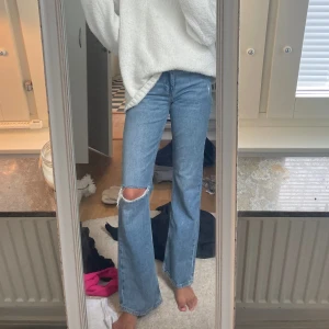 Jeans  - Blåa jeans i en ljusare tvätt och med slitning på ena knäet. Jag är 174 cm lång. 