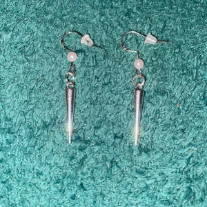 Silvriga örhängen  - Hemmagjorda örhängen