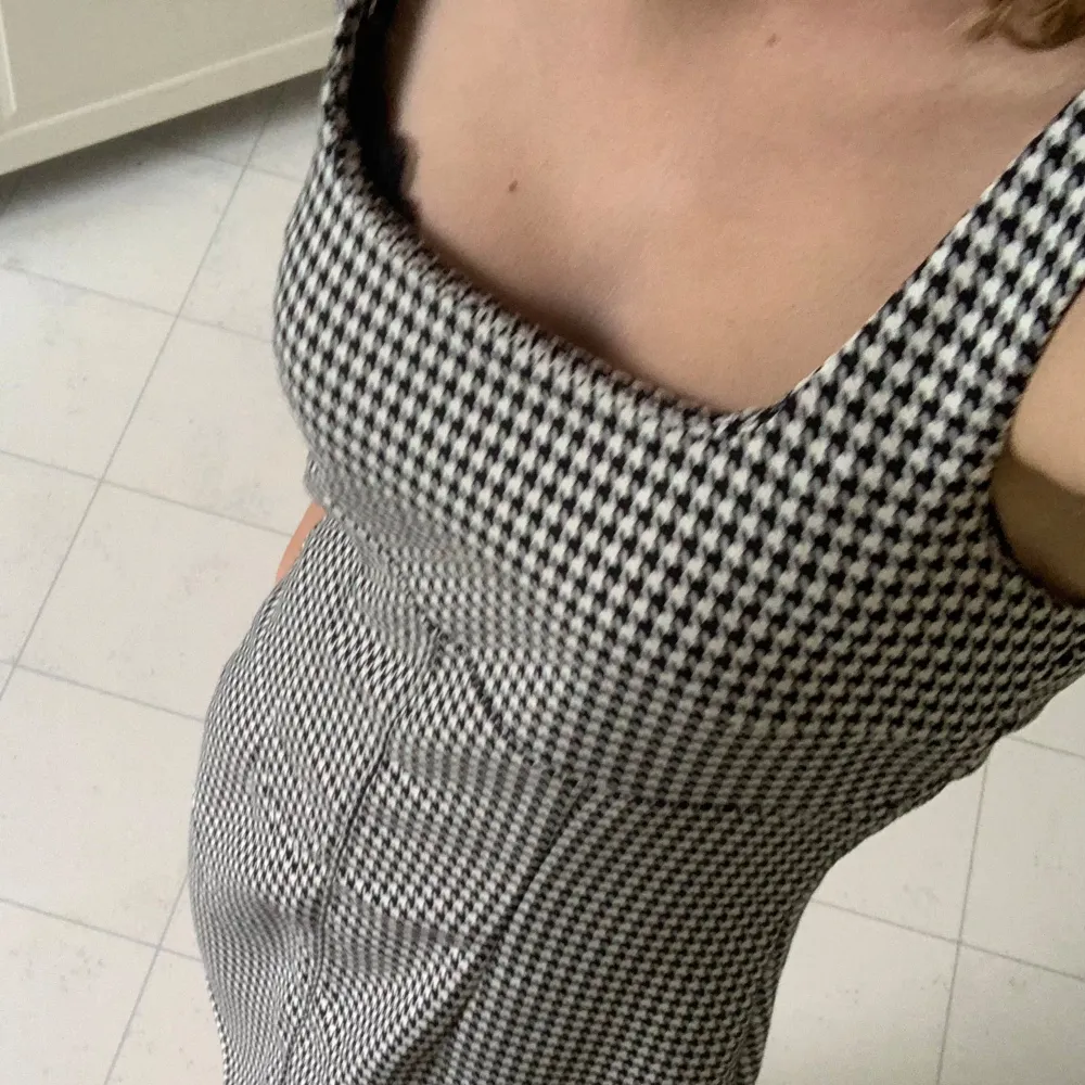 Houndstooth mönstrad miniklänning i storlek xs. Knappt använd. Skriv gärna vid frågor🖤 . Klänningar.